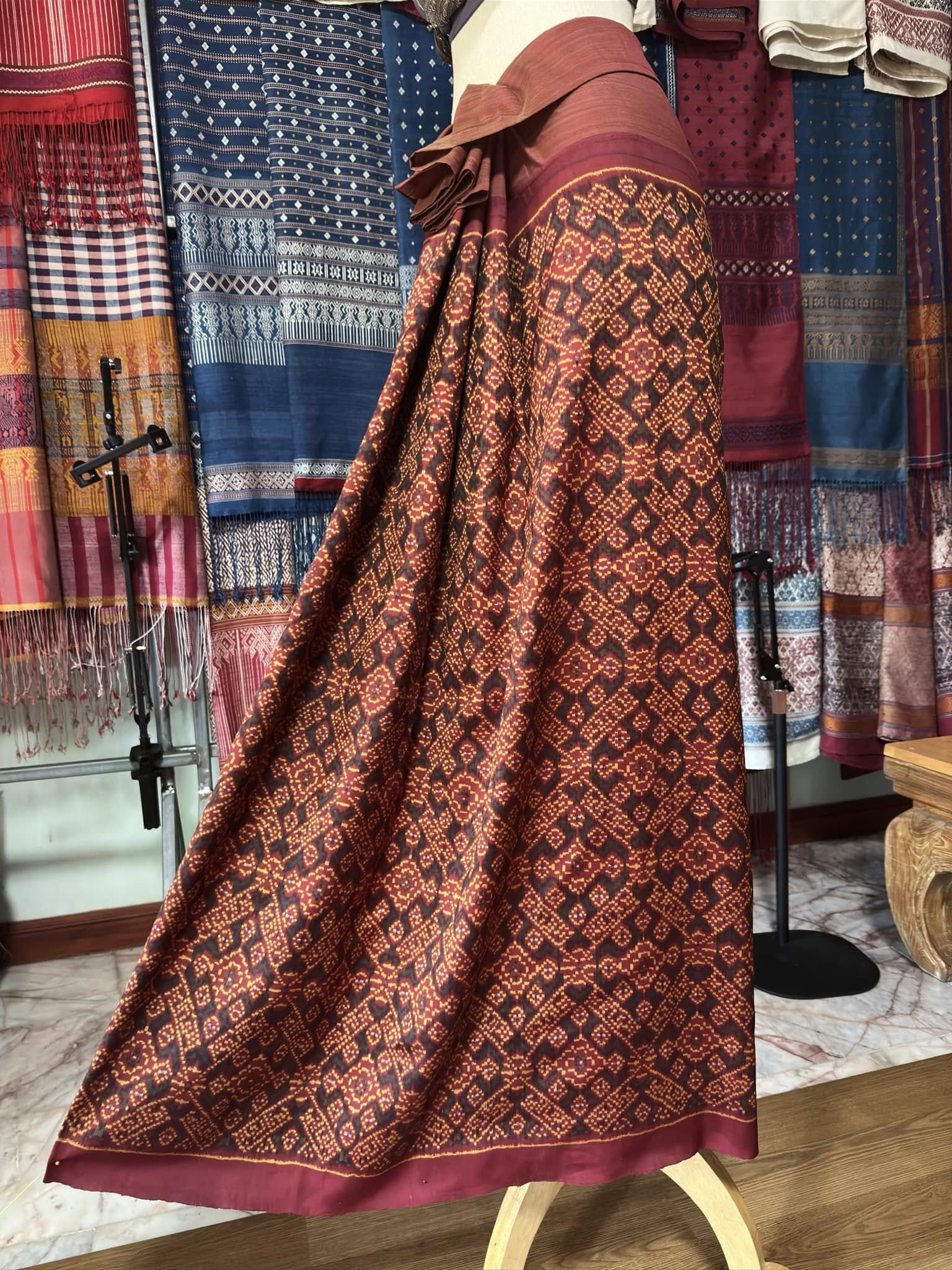 ซิ่น พระตะบอง ผ้าจามทอสามตะกอ ขนาด 120x185ซม พื้นสีแดง รหัส N9-SIL-AJ21