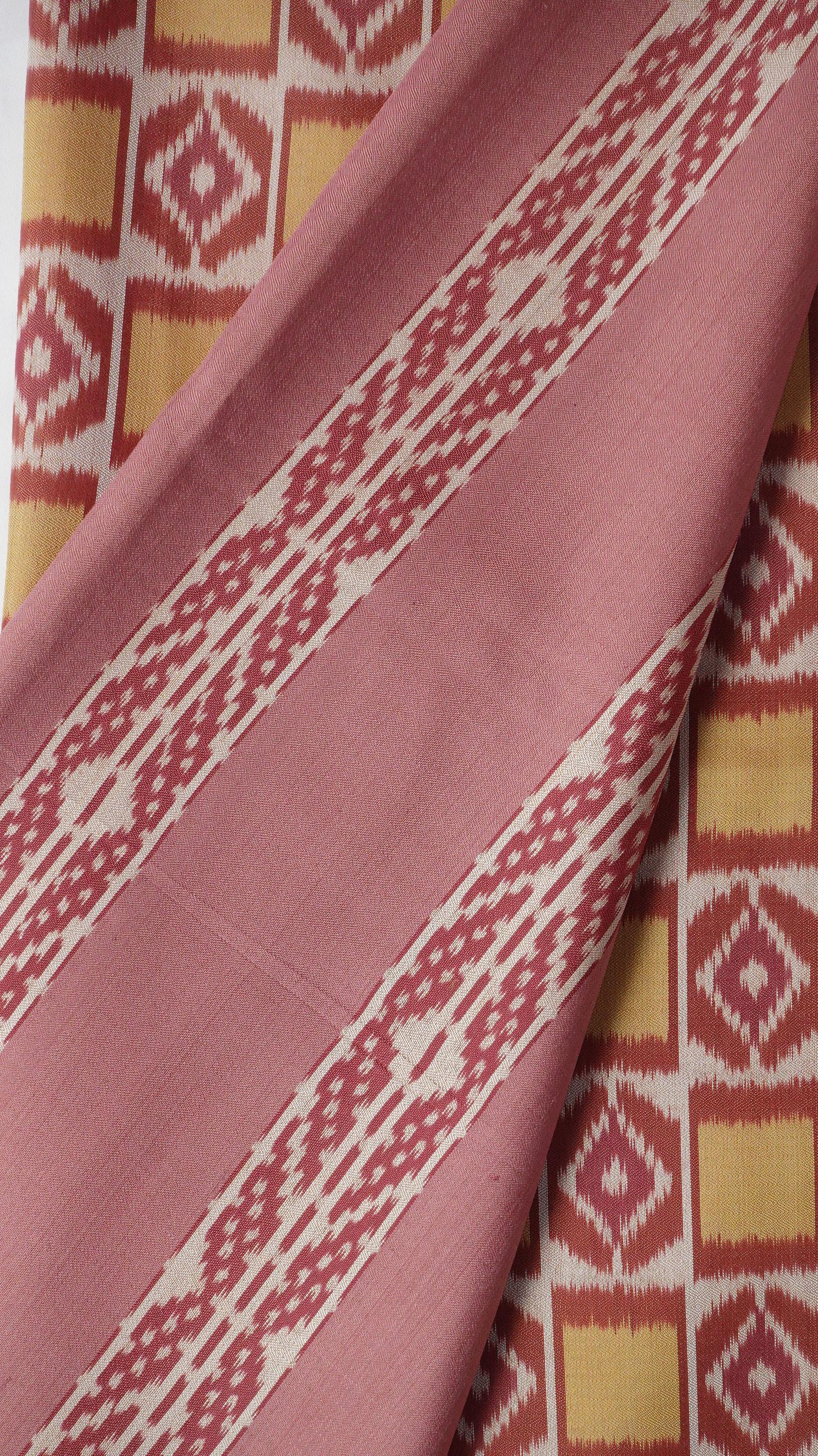 ซิ่น ผ้าไหมมัดหมี่ 3ตะกอ ทอเหยียบเหาะ มีหน้านาง ชายครุย ตรานกยูง สีธรรมชาติ ขนาด 1x2เมตร ลายหน้าต่าง พื้นสีชมพู รหัส M3P-NY-012768143