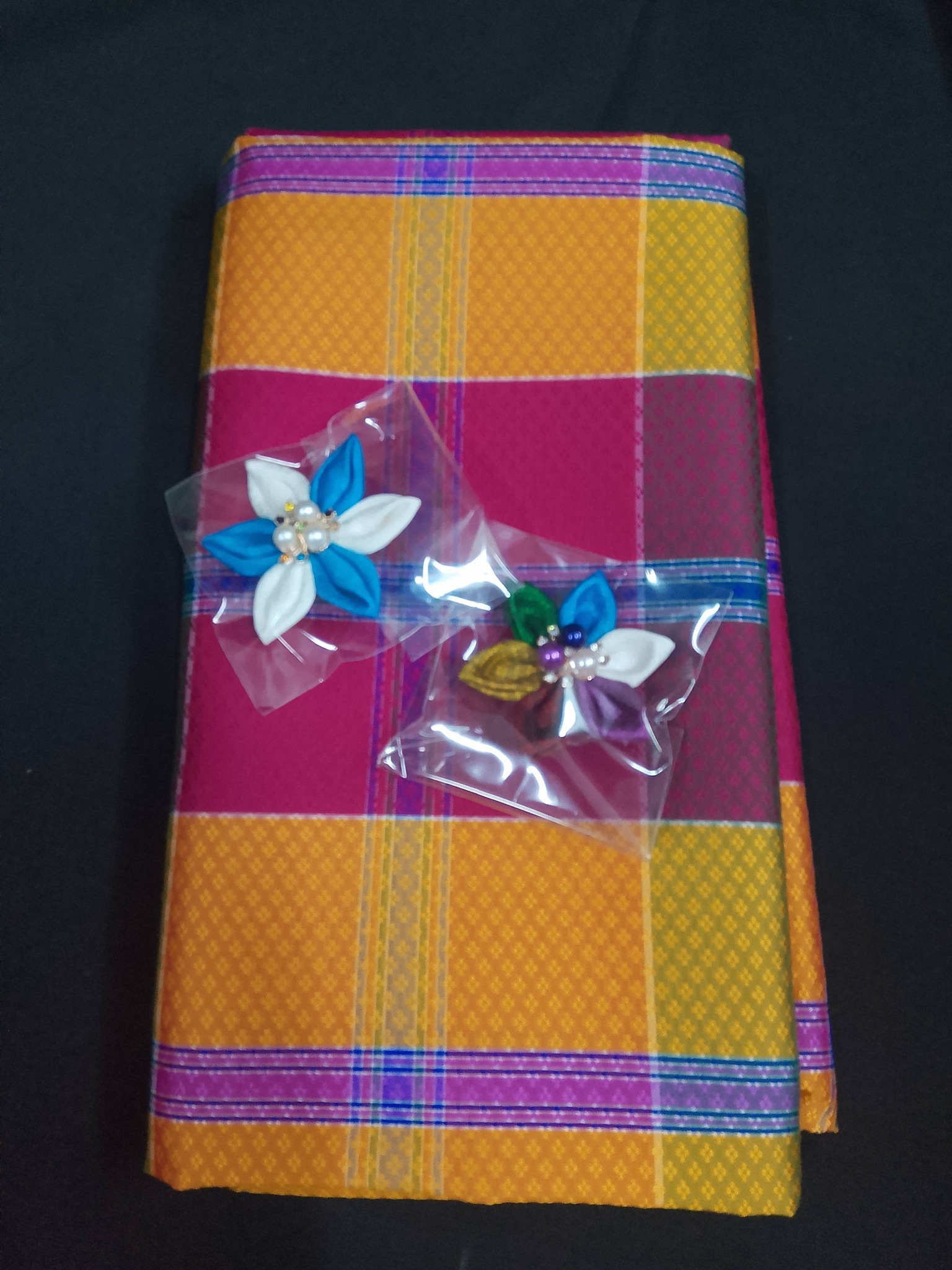 ผ้าไหมโสร่ง ทอยกดอก 6ตะกอ ขนาด 1x2เมตร สีเหลือง สีแดง รหัส R1B-43-052768