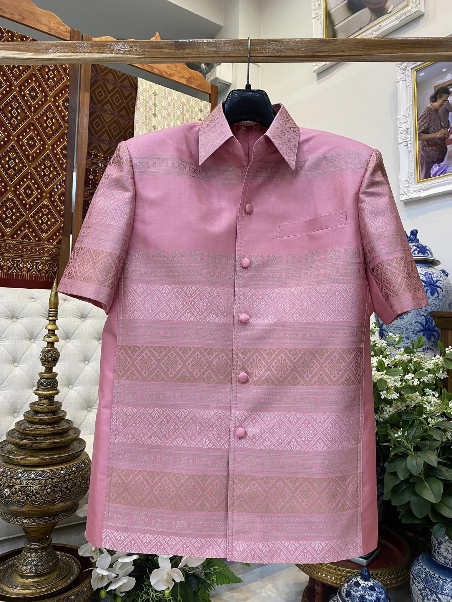 เสื้อสูทไหมแพรวา แขนสั้น พื้นสีชมพู เลือกไซส์ รหัส DR-BM092966110022