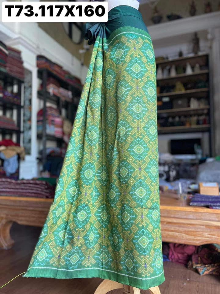 ซิ่น ผ้าซิ่นพระตะบอง สีธรรมชาติ ผ้าจาม 3ตะกอ ขนาด 117x160ซม. พื้นสีเขียว รหัส N9-SIL-T73