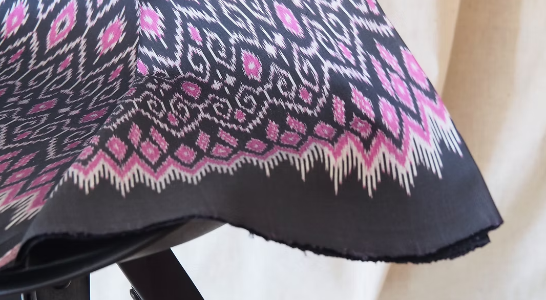 ซิ่น ผ้าไหมมัดหมี่ ไหมบ้าน ขนาด 1x2หลา พื้นสีดำ รหัส CISP-CT-103033