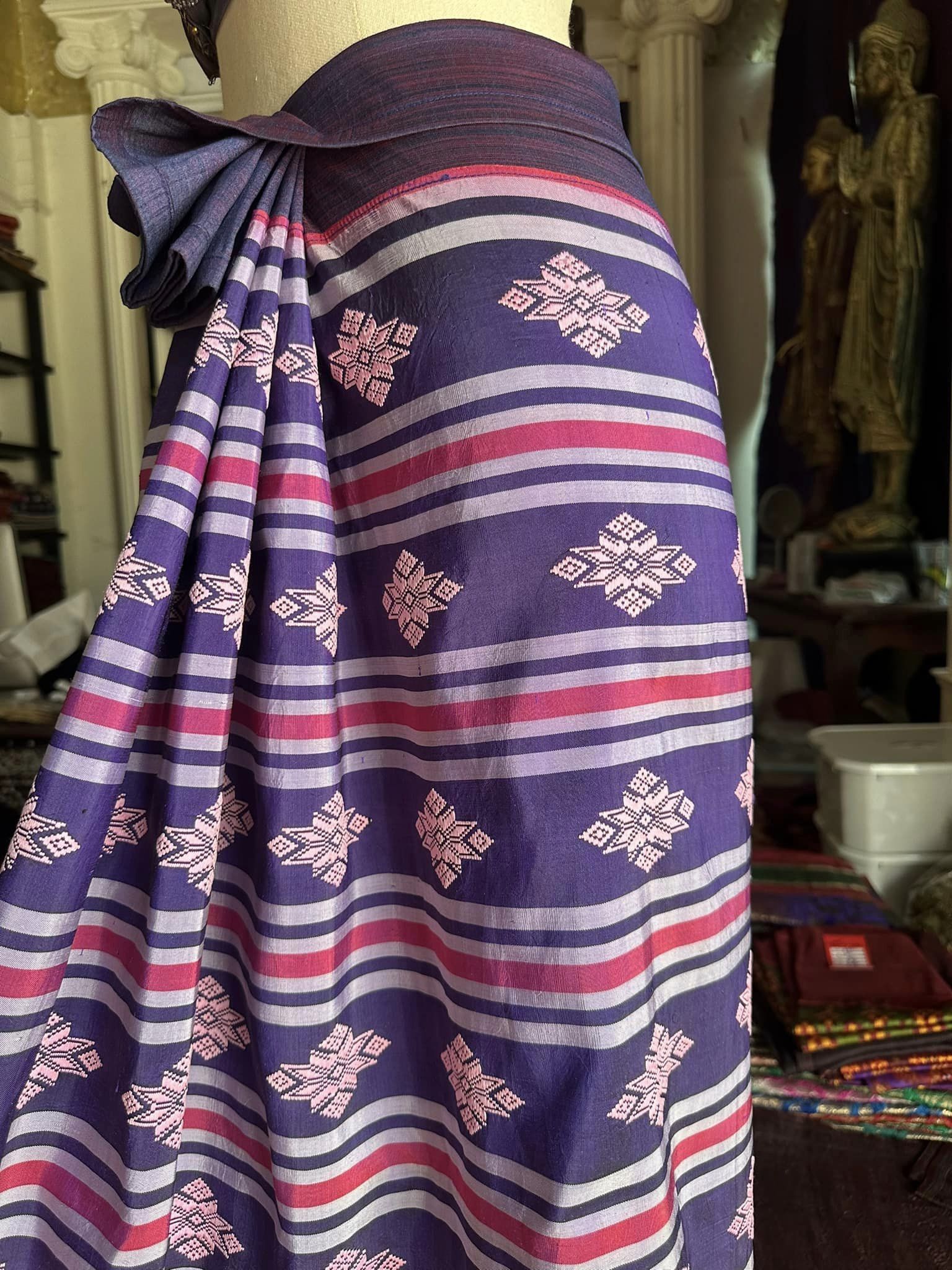 ซิ่น ผ้าซิ่นอัญญานาง ไหมบ้านทอมือ สีธรรมชาติ ขนาด 115x190ซม ลายดอกแก้วจำปาศักดิ์ พื้นสีน้ำเงิน รหัส N9-SIL0531665