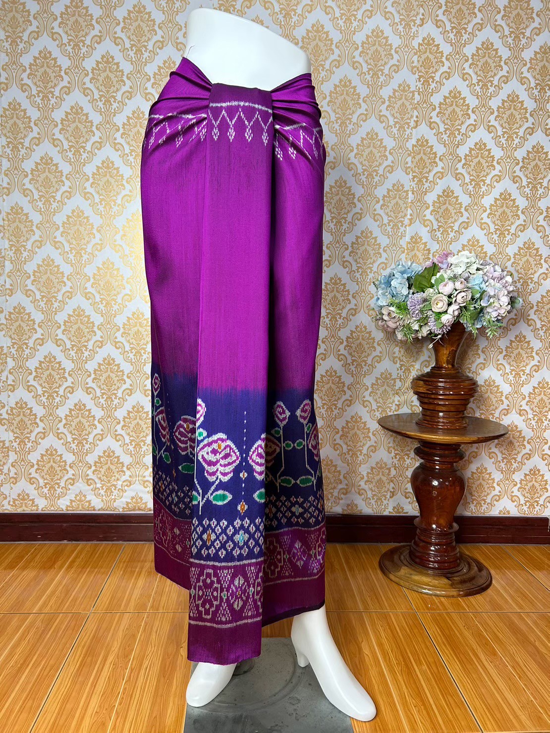 (ผ้าชุด)ไหมมัดหมี่ 3ตะกอ ไหมแท้ (ผ้าลาย 2เมตร+สีพื้น2เมตร) ลายดอกกุหลาบ สีม่วงอมชมพู รหัส M3-KN0411662028