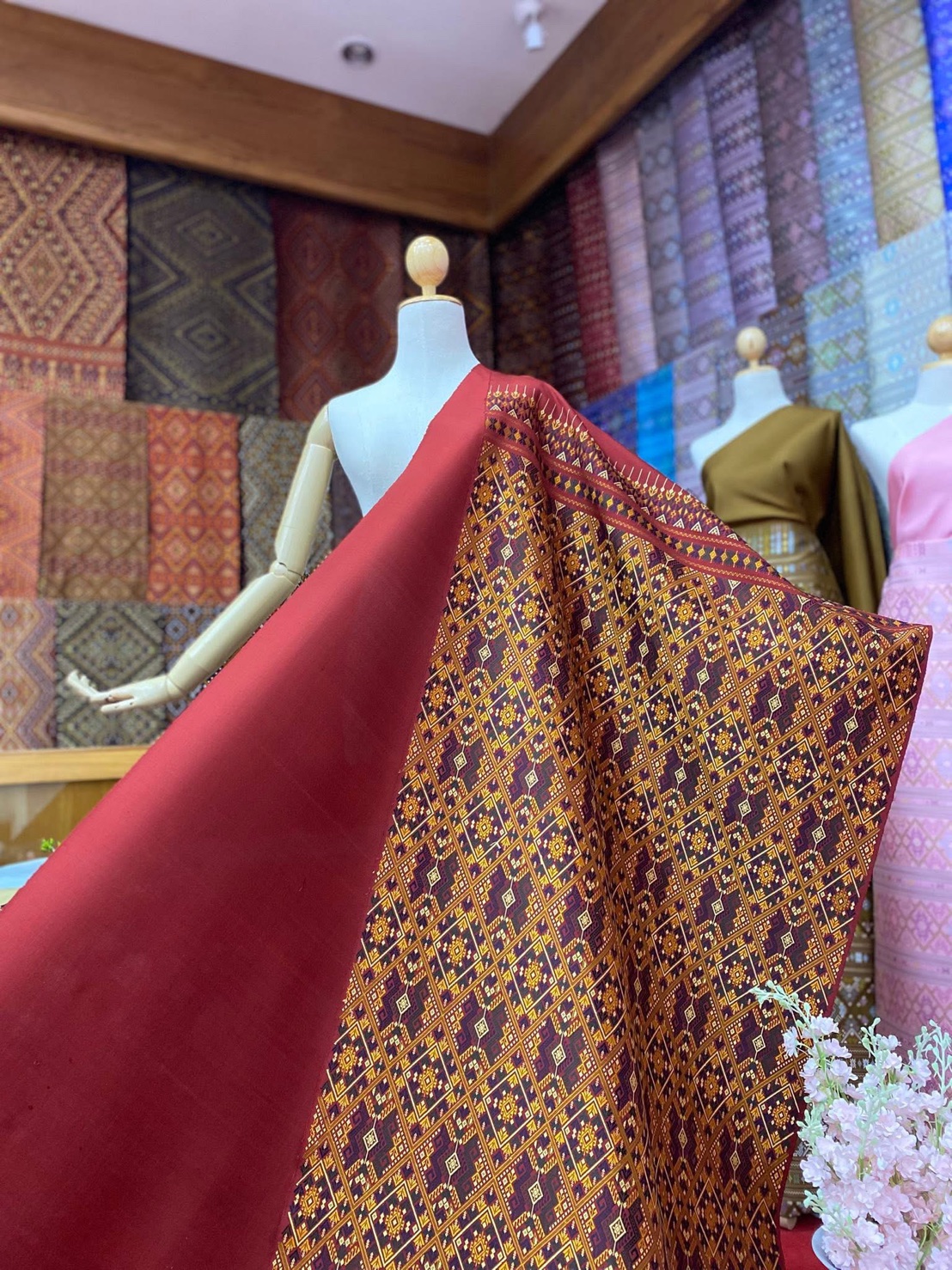 (ผ้าชุด)ไหมแพรวา ตัดชุดลายจกเกาะหน้าพิเศษ ขนาด 73x500ซม (ลาย 2.3เมตร+สีพื้น 2.7เมตร) พื้นสีแดง รหัส P10-BM-1209683