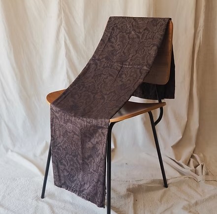 ผ้าไหมสปันซิลเกรด A+ ทอด้วยเครื่องอย่างประณีต Jacquard (แจ็คการ์ด) หน้ากว้าง 148 ซม. สีน้ำตาลเข้ม ตัดขายเป็นหลา รหัส CISP-CT-103141