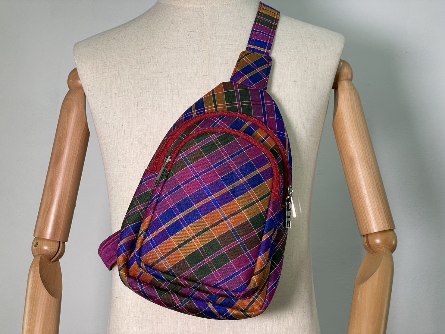 กระเป๋าเป้ ผ้าไหมแท้ ลายผ้าขาวม้า ขนาด 32x23x10ซม. สีคละสี รหัส GO-ME-0120681