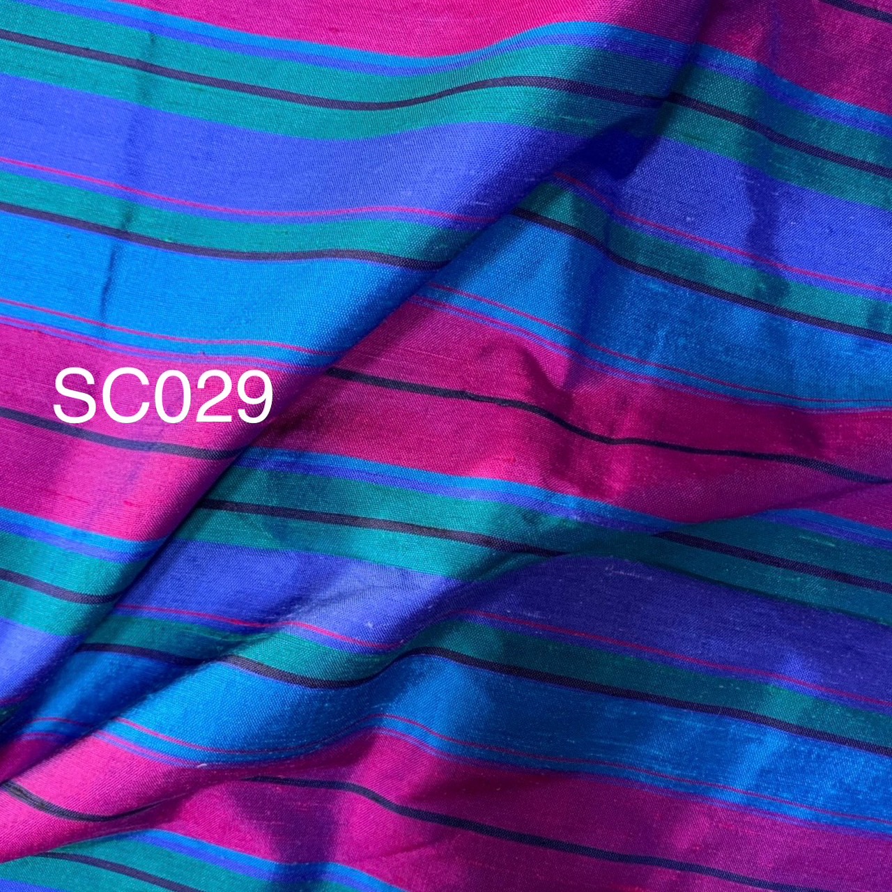 ผ้าไหมลายทาง เนื้อหยาบ ขายตามความยาวหลา โทนสีคละสี รหัส A8-AA-SC029