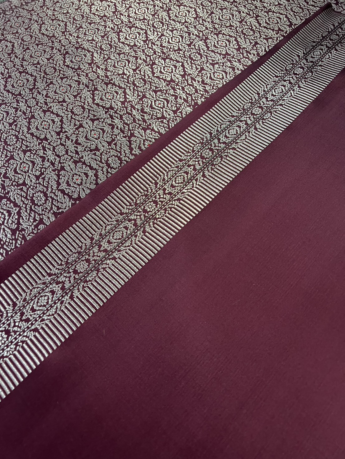 (ผ้าชุด)ผ้าไหมยกดอกลำพูน ขนาด 1.03x4.55เมตร พื้นสีแดงเลือดหมู รหัส N90-29-TR0161