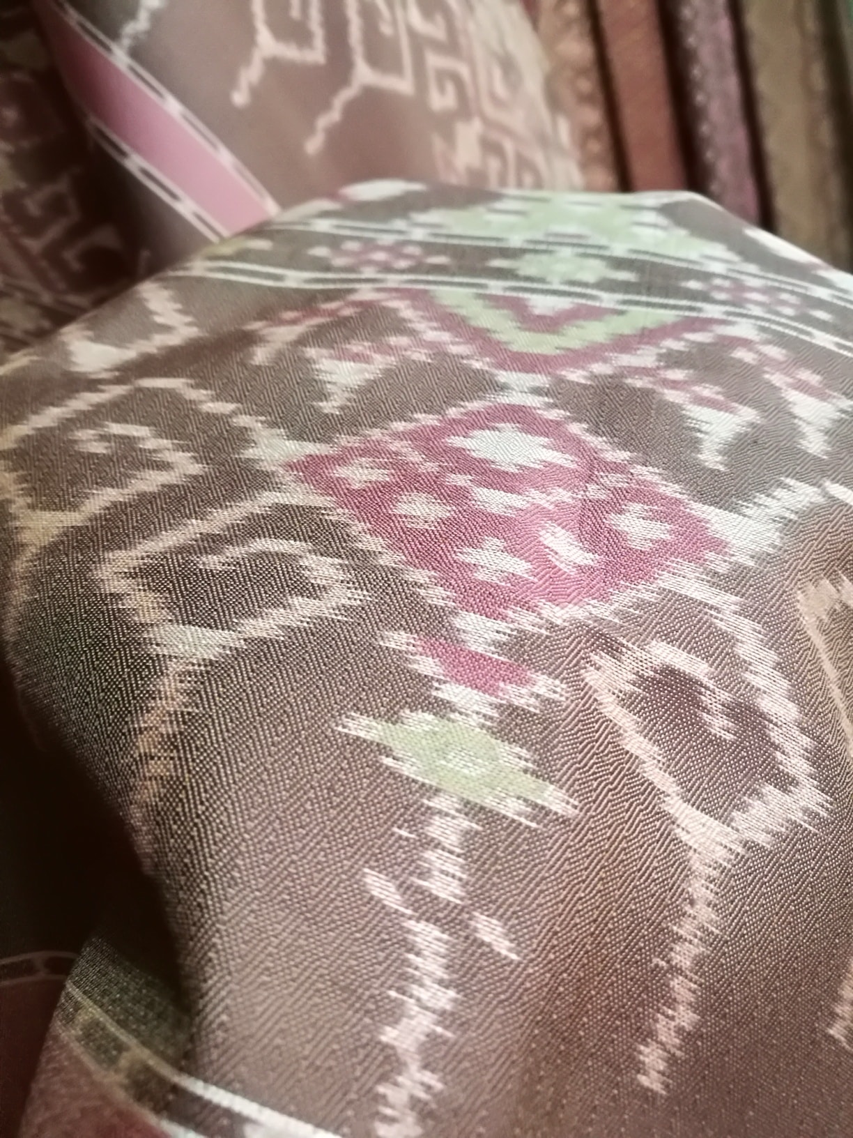 ซิ่น มัดหมี่ 3ตะกอ สีธรรมชาติ ไหมแท้ ขนาด 1x2.10เมตร ทอเหยียบเหาะ มีปูม ชายครุย พื้นสีชมพู รหัส M3P-NY1121652