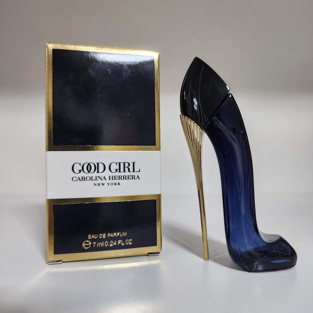 น้ำหอมจิ๋วมินิ Carolina Herrera Good Girl EDP 7mlแบบแต้มมีกล่อง ( Mini Perfume น้ำหอมขนาดพกพา) น้ำหอมจิ๋วมินิ ขวดน่ารัก ตั้งโชว์ก็สวย พกพาก็สะดวก หัวแต้มตามจุดชีพจร