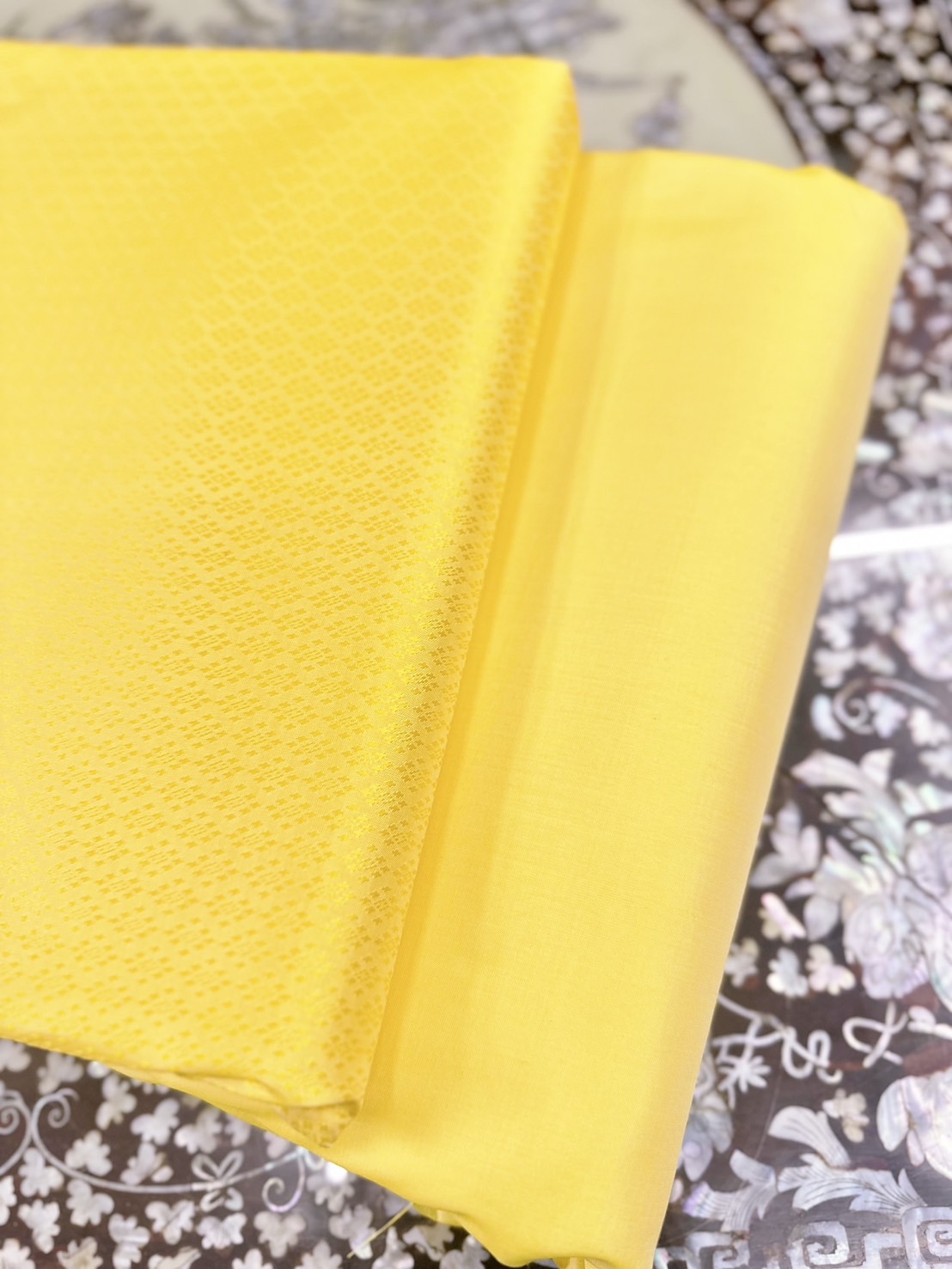 (ผ้าชุด)ไหมสีพื้น ตัดได้1ชุด (ผ้าพื้น 2เมตร+ผ้าซิ่น 2เมตร) สีเหลือง รหัส BC-ST-0614682