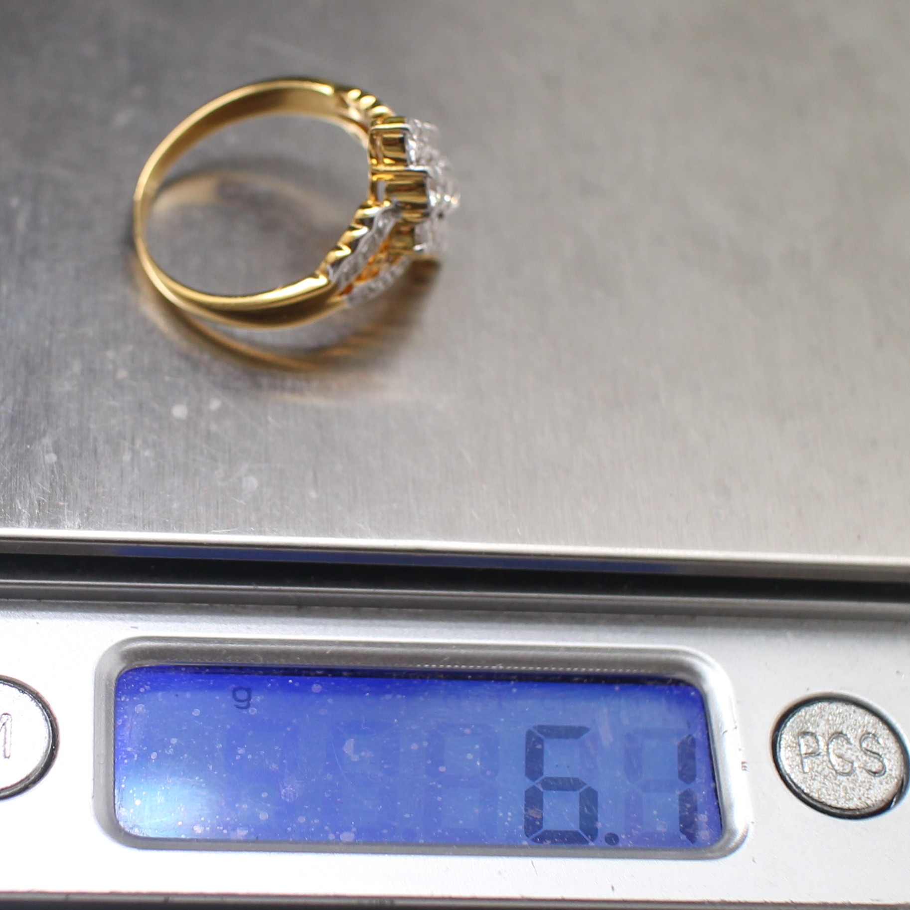 RG250082 แหวนเพชรกระจุก บ่าข้างเพชร เพชรแท้ 9 เม็ด .80 กะรัต และ 0.18 กะรัต ทองแท้ 90% นน.รวม 6.1 กรัม ขนาดแหวน 58.5 เพชรขาว ไฟดี