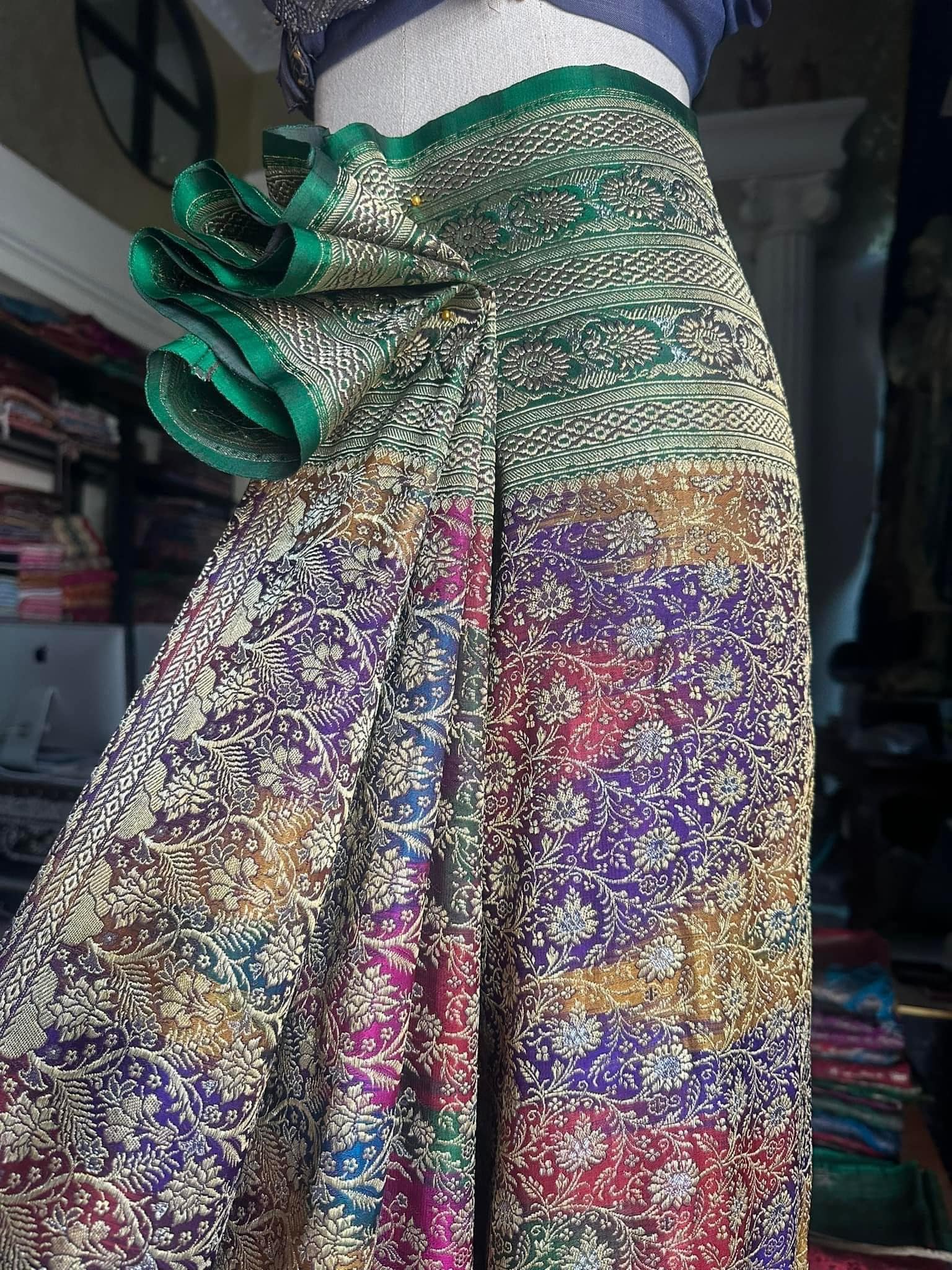 ซิ่น ผ้าปาโตล่า เส้นยืนไหมแท้ ขนาด 112x220ซม พื้นสีเขียว รหัส N9-SIL-1118660937