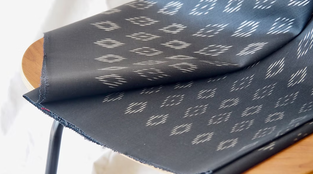 ซิ่น ผ้าไหมมัดหมี่ ไหมบ้าน ขนาด 1x2หลา พื้นสีดำเทา รหัส CISP-CT-0612682