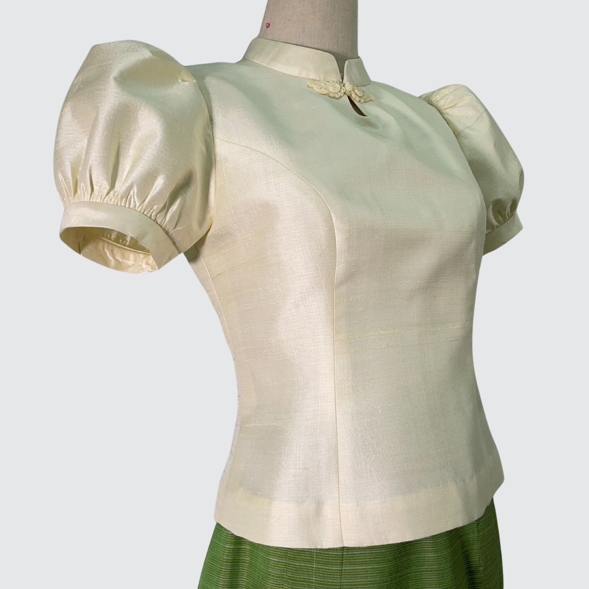 เสื้อเเขนสั้น ตัดเย็บจากผ้าไหมสีพื้น เนื้อหยาบ ไหมแท้ 100% | ตัดเย็บตามรูปร่าง | เลือกผ้า ส่งไซส์ได้