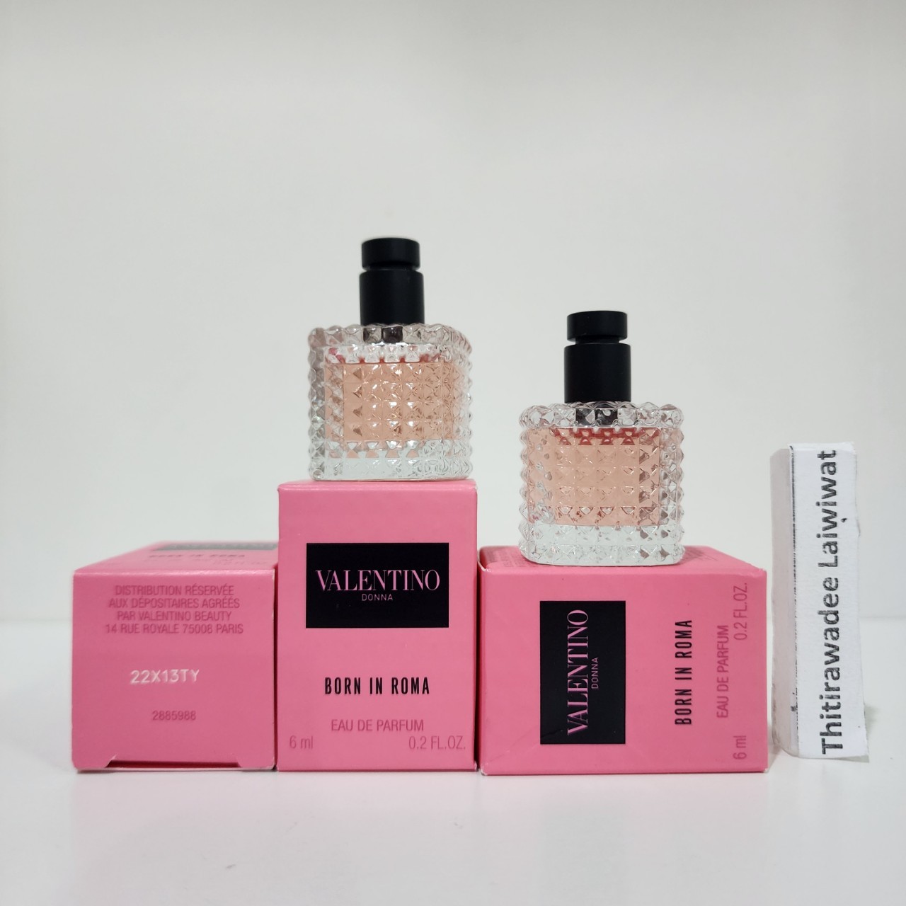 น้ำหอมจิ๋วมินิ Valentino Donna Born In Roma EDP Female 6ml แบบแต้มมีกล่อง ( Mini Perfume น้ำหอมขนาดพกพา) น้ำหอมจิ๋วมินิ ขวดน่ารัก ตั้งโชว์ก็สวย พกพาก็สะดวก หัวแต้มตามจุดชีพจร