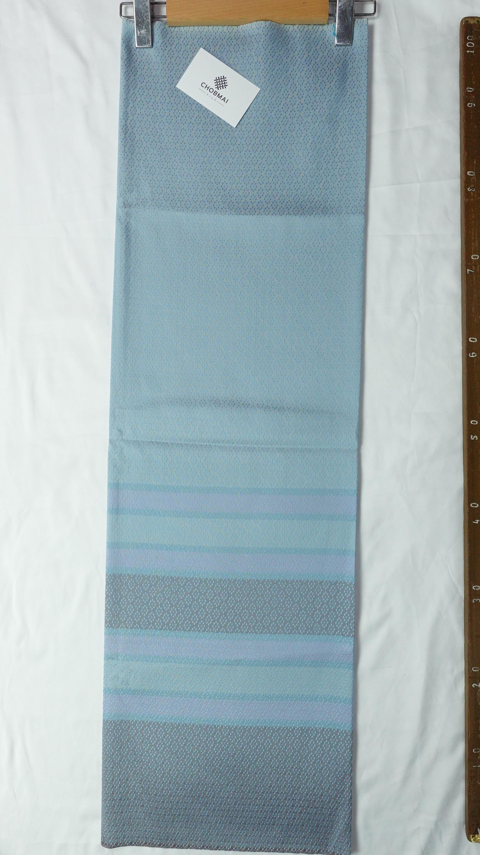 (ผ้าชุด)ไหมสีพื้นมีเชิง (ผ้าพื้น2หลา+ผ้าซิ่น2หลา) เฉดสีฟ้า รหัส B7C-NY-0128681