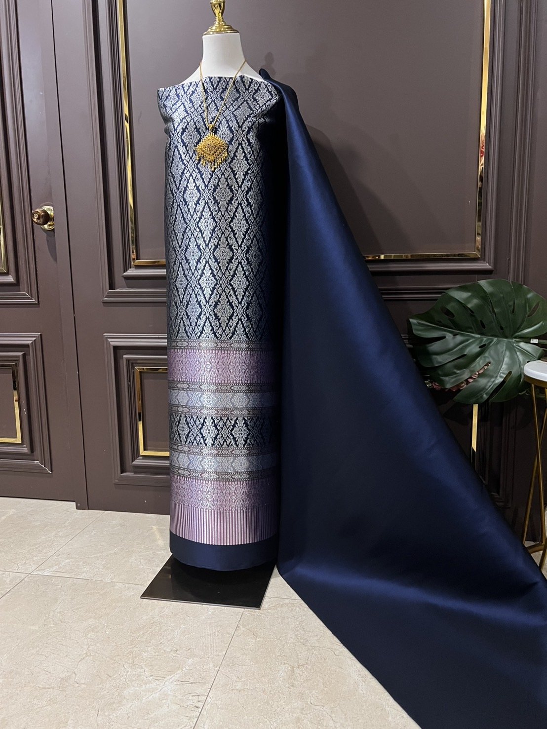 (ผ้าชุด)ผ้าไหมยกดอกลำพูน เกาะเชิงดิ้นเงิน ขนาด 1.03x4.44เมตร ลายราชวัตรขอบสังเวียน พื้นสีกรม รหัส N90-29-TR0466