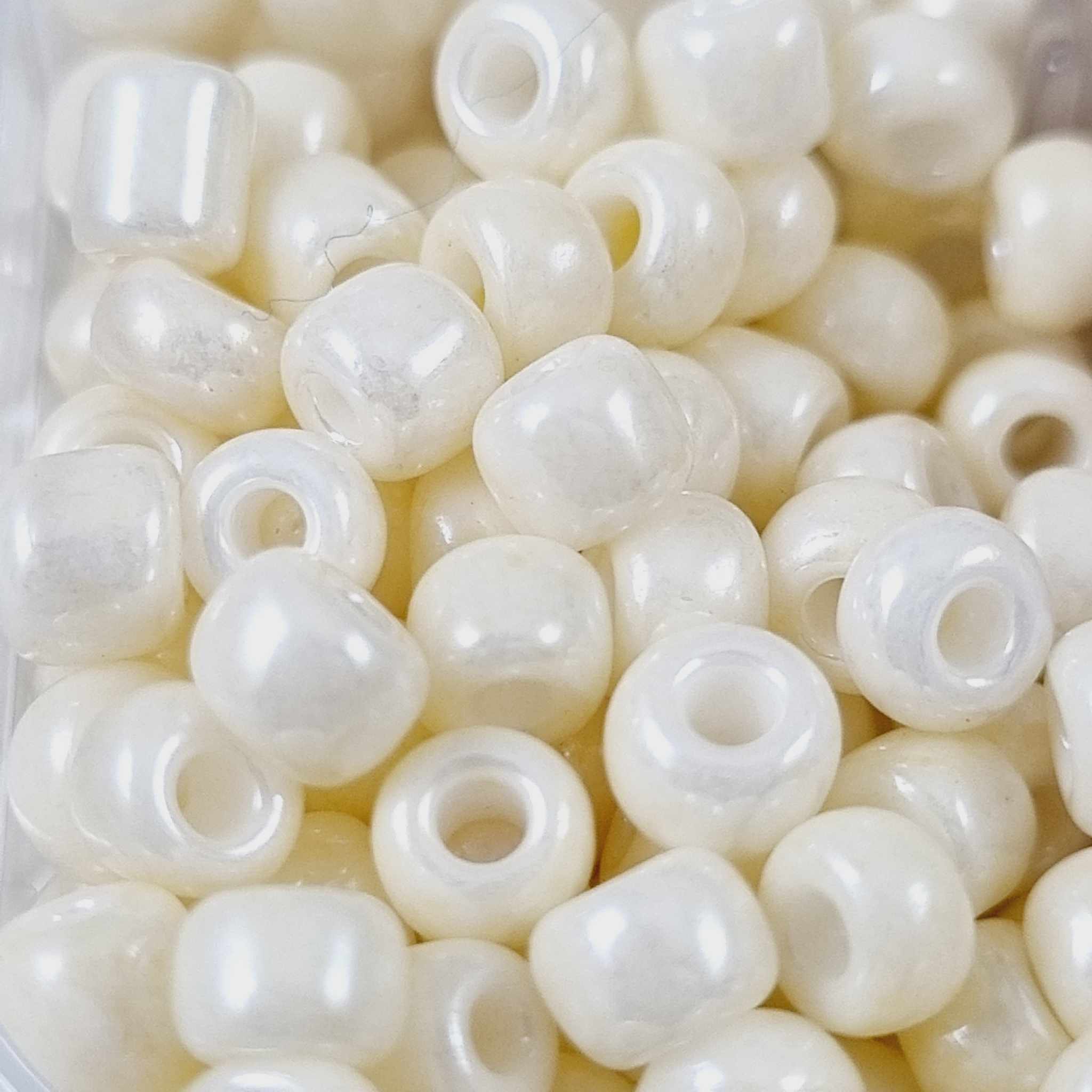 ลูกปัด Glass Beads 2-4มิลลิเมตร เม็ดทราย ลูกปัดแก้วมุก ใส ด้าน DIY สร้อยคอ สร้อยข้อมือ เครื่องประดับ ประมาณ กล่องละ +- 2000ชิ้น โทนเหลือง