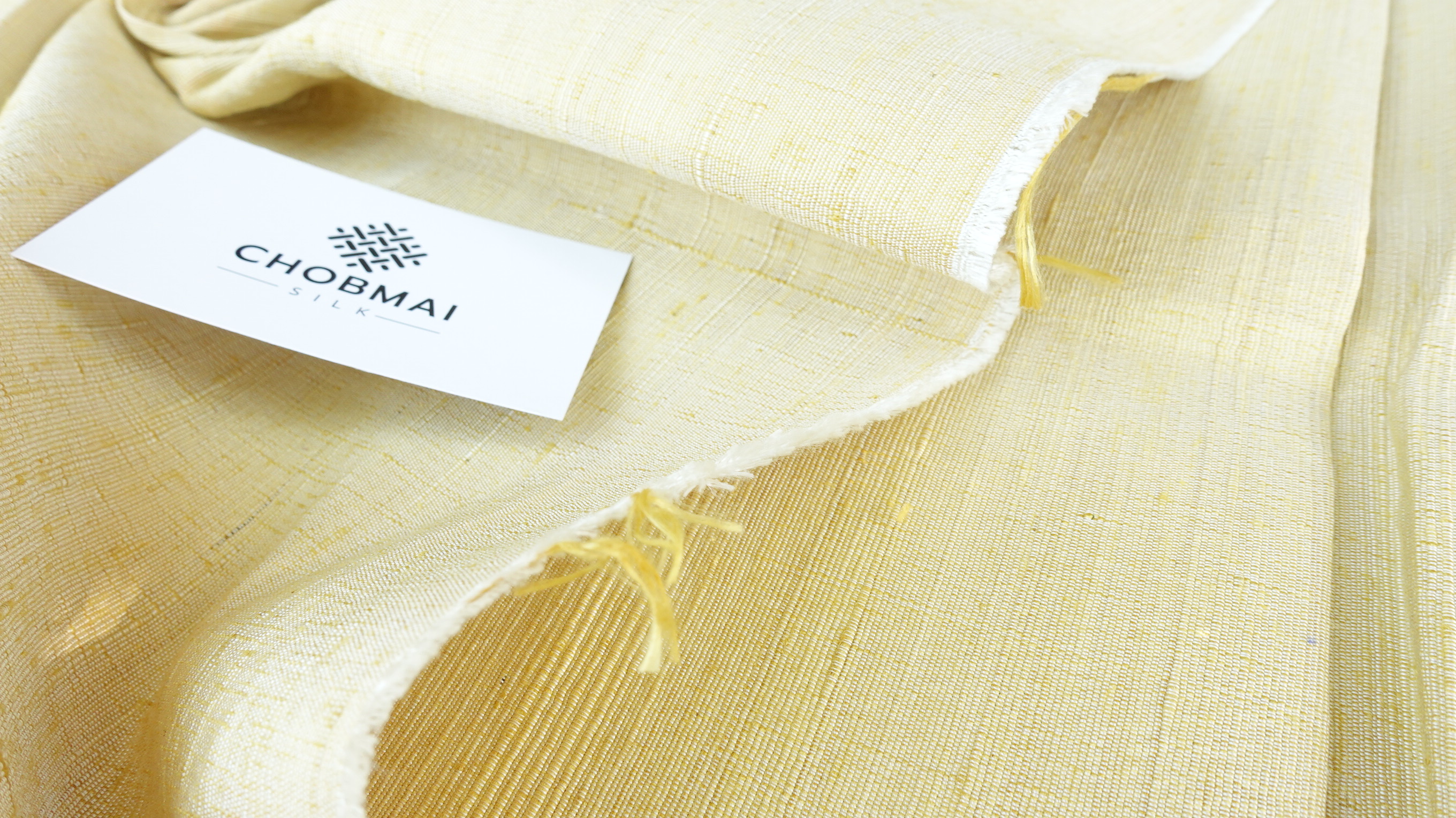 ผ้าไหมสีพื้น ไหมลืบเนื้อหยาบหนา ไหมแท้มีขี้ไหม สีธรรมชาติ สีเหลืองอ่อน (ราคาต่อเมตร) รหัส D-76-P4474