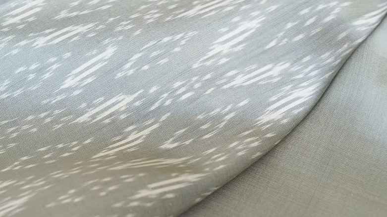 (ผ้าชุด) ผ้าไหมมัดหมี่ไหมแท้ (ผ้าลาย2หลา+สีพื้น2หลา) ลายนาคโคมเจ็ด พื้นสีเขียวนวลเทา รหัส M2B-CT-102578