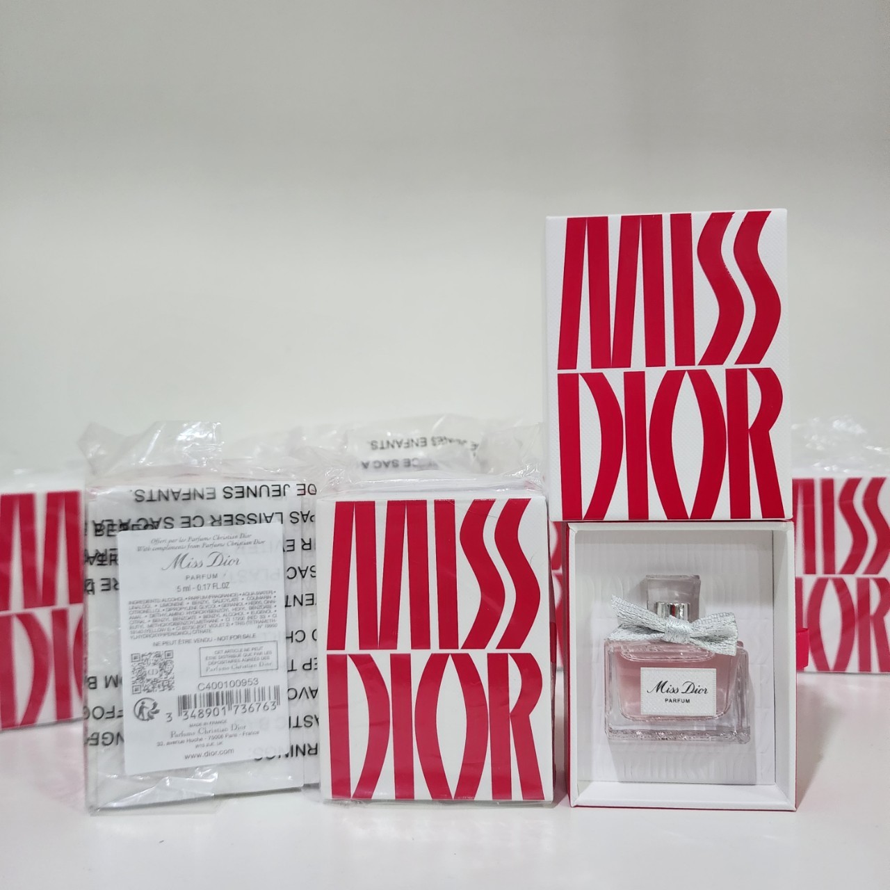 น้ำหอมจิ๋วมินิ Dior Miss Dior Parfum 5ml พร้อมกล่อง Limited สวยม๊ากๆๆ แบบแต้มมีกล่อง ( Mini Perfume น้ำหอมขนาดพกพา) น้ำหอมจิ๋วมินิ ขวดน่ารัก ตั้งโชว์ก็สวย พกพาก็สะดวก หัวแต้มตามจุดชีพจร