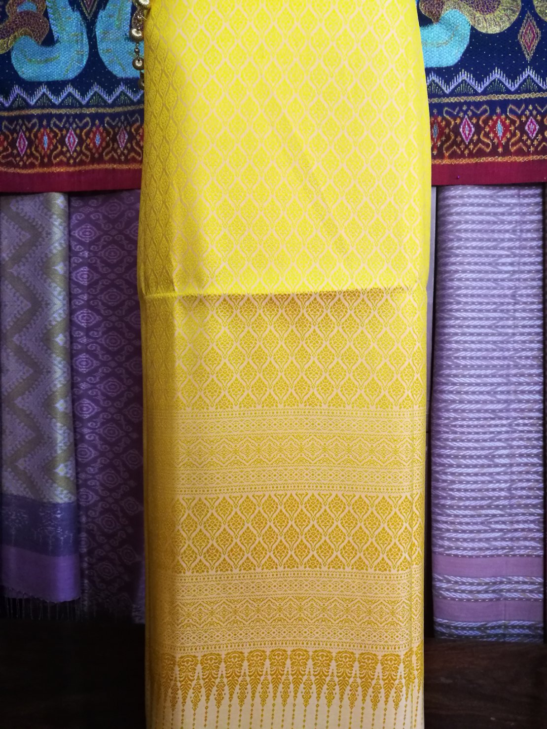 (ผ้าชุด)ไหมยกสุรินทร์ ขนาด 1x4เมตร (ลาย 2เมตร+สีพื้น 2เมตร) สีเหลืองอ่อน รหัส N10-NY0306662