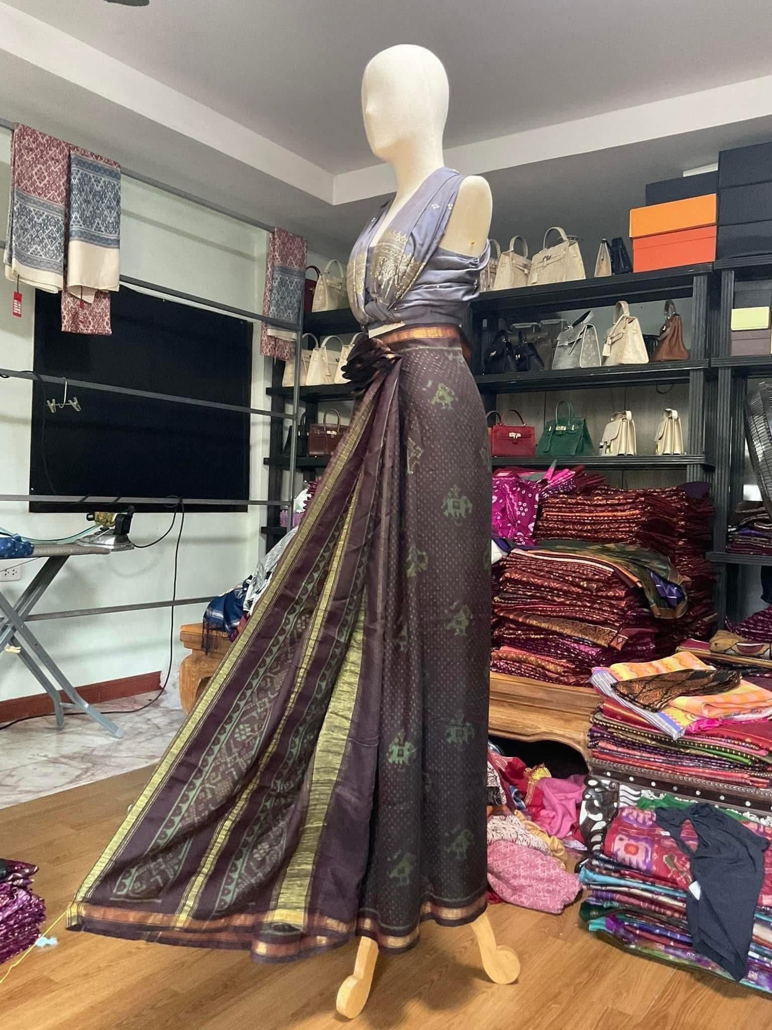 ซิ่น ไหมมัดหมี่ ผ้าปาโตล่า ขนาด 120x280ซม. พื้นสีน้ำตาบอมม่วง มีหน้านาง รหัส N9-SIL-051768A1