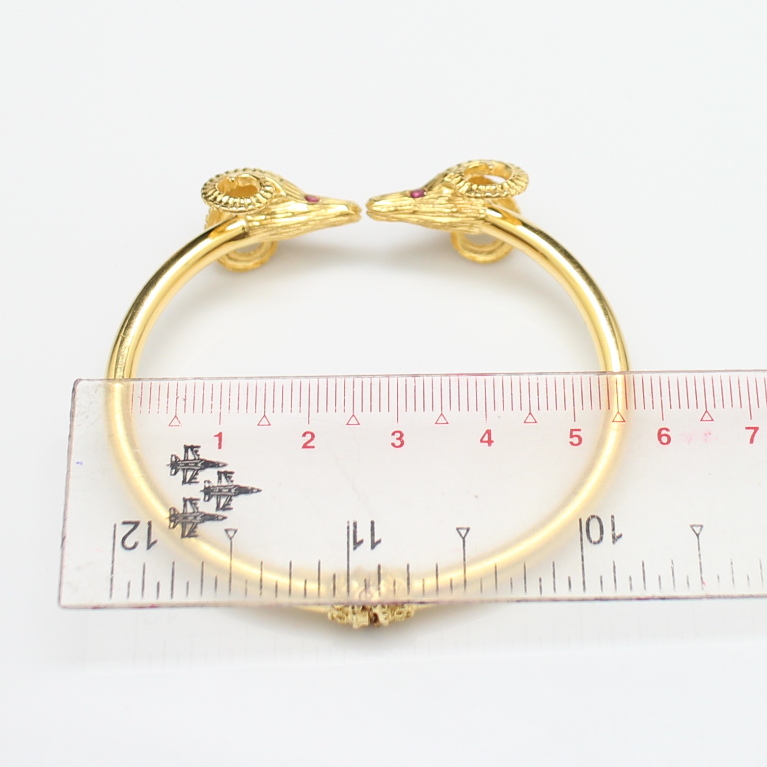 BL25038 กำไลแพะหัวชนตาฝังทับทิม ทองแท้ 18k นน.รวม 20.4 กรัม เส้นผ่านศูนย์กลาง 5.5 ซม. งานสวย หายาก