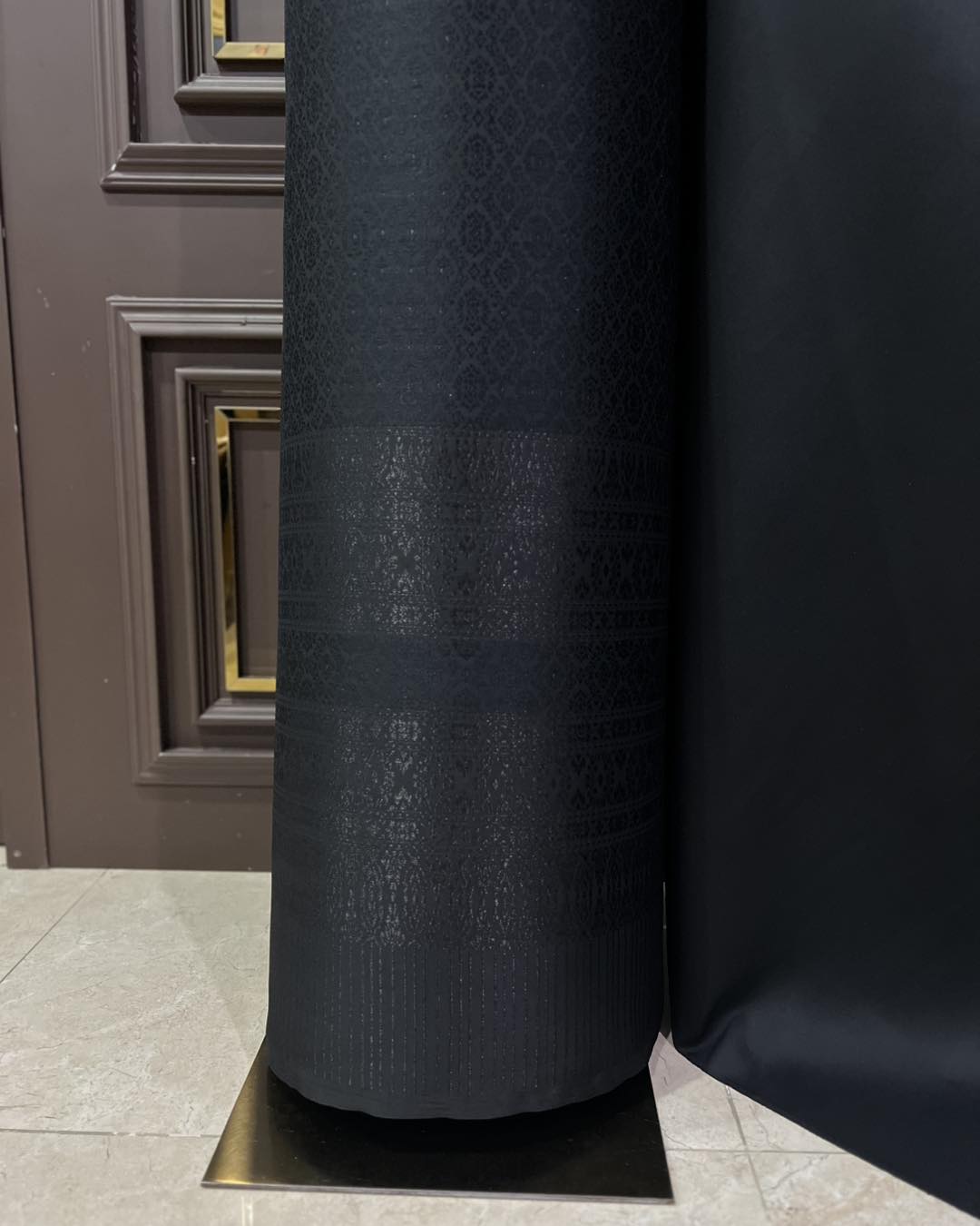 (ผ้าชุด)ผ้าไหมยกดอกลำพูน เกาะเชิงดิ้นดำ ขนาด 1.02x4.43เมตร ลายดอกบุหวาสาลี พื้นสีดำ รหัส N90-29-TR0549