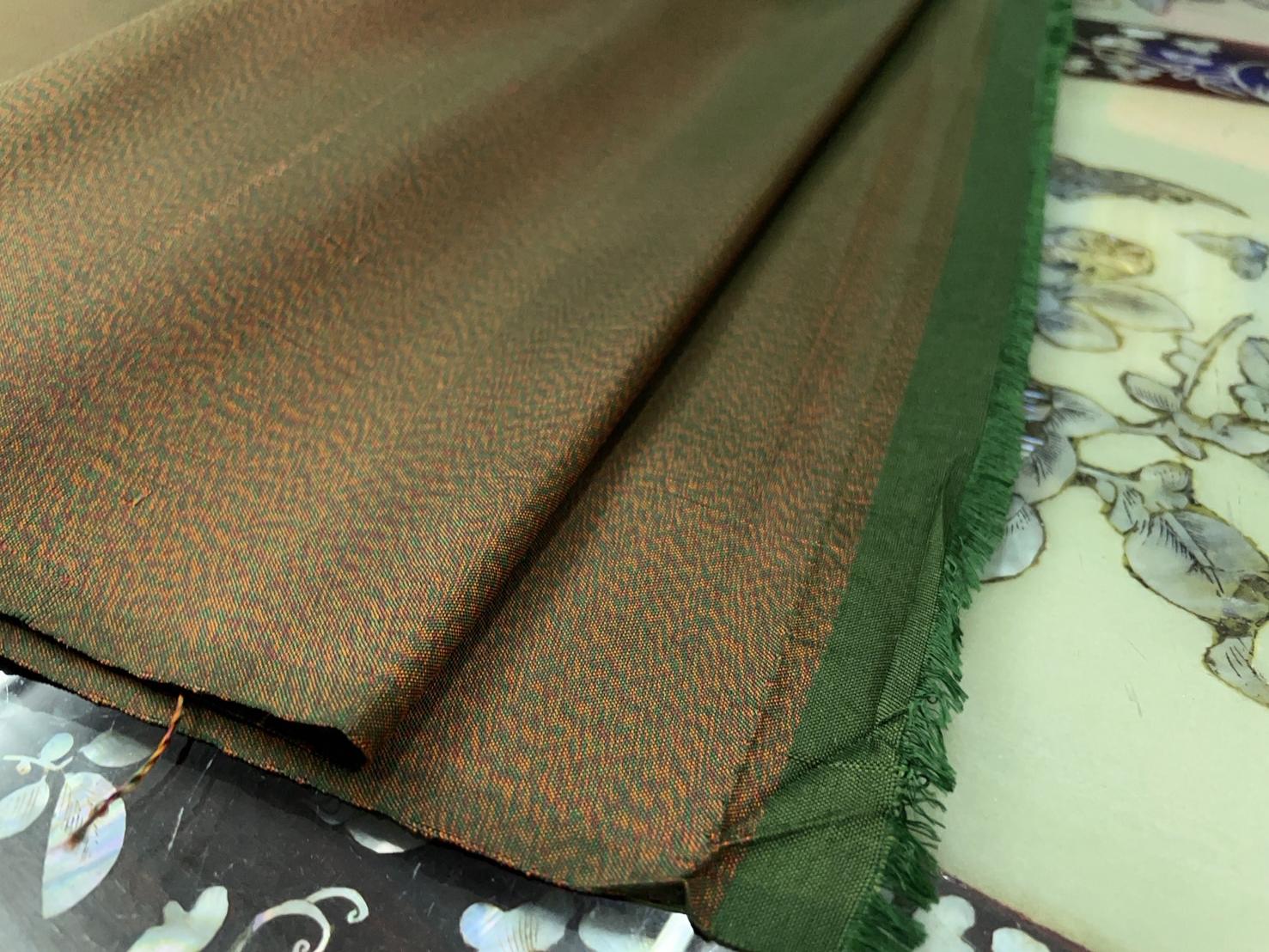 ผ้าไหมหางกระรอก กระนีว สีน้ำตาลเหลือบเขียว ตัดขายตามความยาวเมตร รหัส R1K-ST-0120682