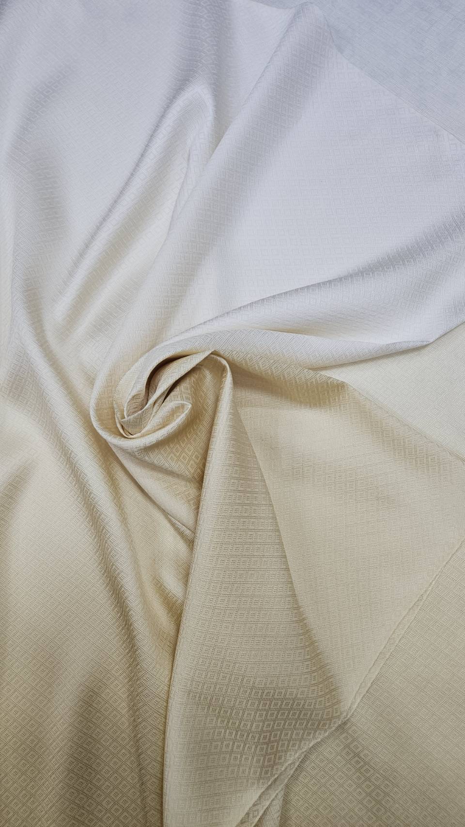 ผ้าไหมย้อมสไลด์สี ยกดอกลูกแก้ว สีครีมขาว-สีครีมงาช้าง เลือกขนาด รหัส BT-TT-1015681