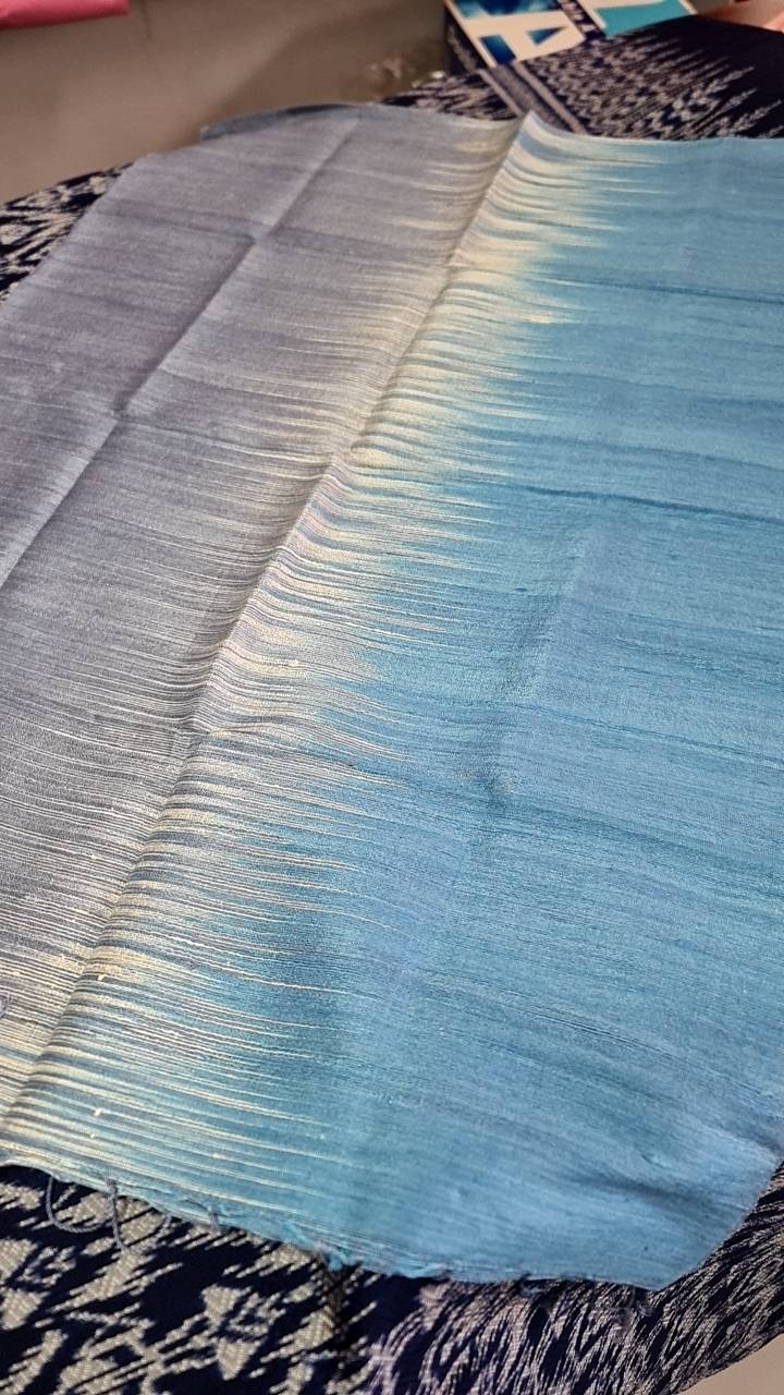 ผ้าคลุมไหล่ผ้าไหม ไหมแท้ เนื้อหยาบนุ่ม ขนาด 65x180ซม.สีฟ้า-สีเทา รหัส ZM-119-111368