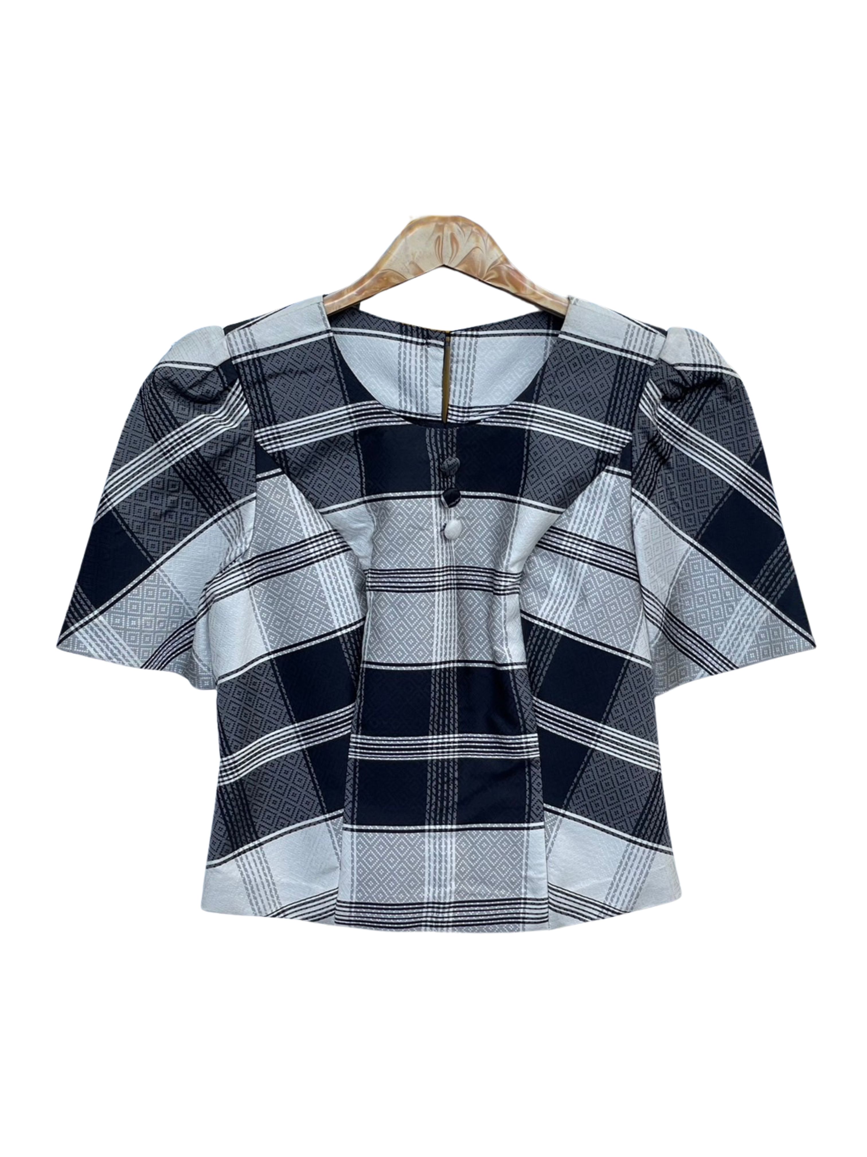 เสื้อผ้าไหม ลายโสร่ง รอบอก 36นิ้ว พื้นสีขาวดำ รหัส WD-PTS-1203673