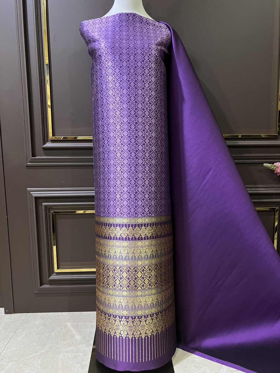 (ผ้าชุด)ผ้าไหมยกดอกลำพูน ยกดอกดิ้นทอง ขนาด 1.03x4.66เมตร ลายสุริยะจันทรา พื้นสีม่วง รหัส N90-29-TR0397