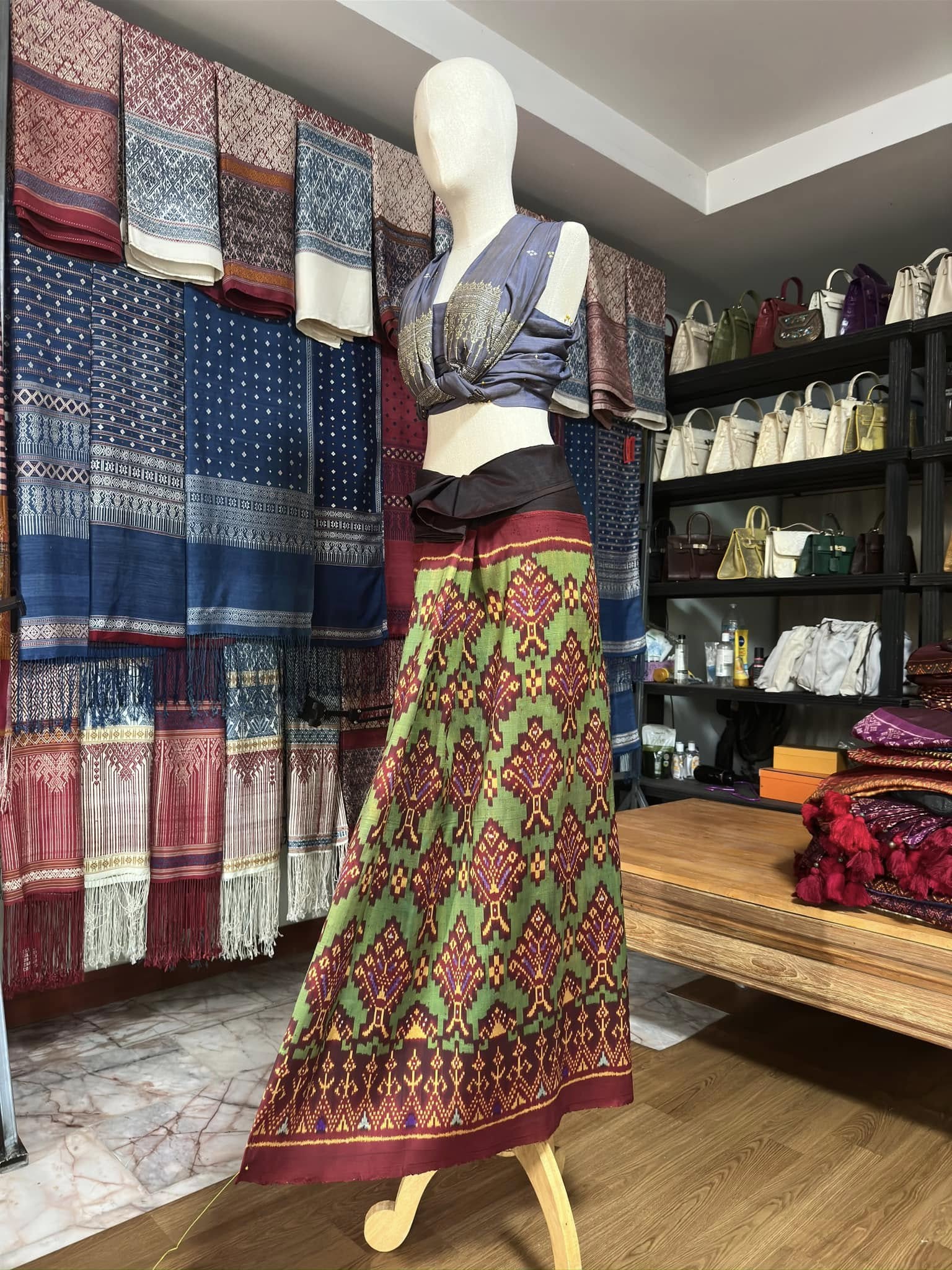 ซิ่น พระตะบอง ผ้าจามทอสามตะกอ ขนาด 115x150ซม สีเขียว รหัส N9-SIL-AJ14