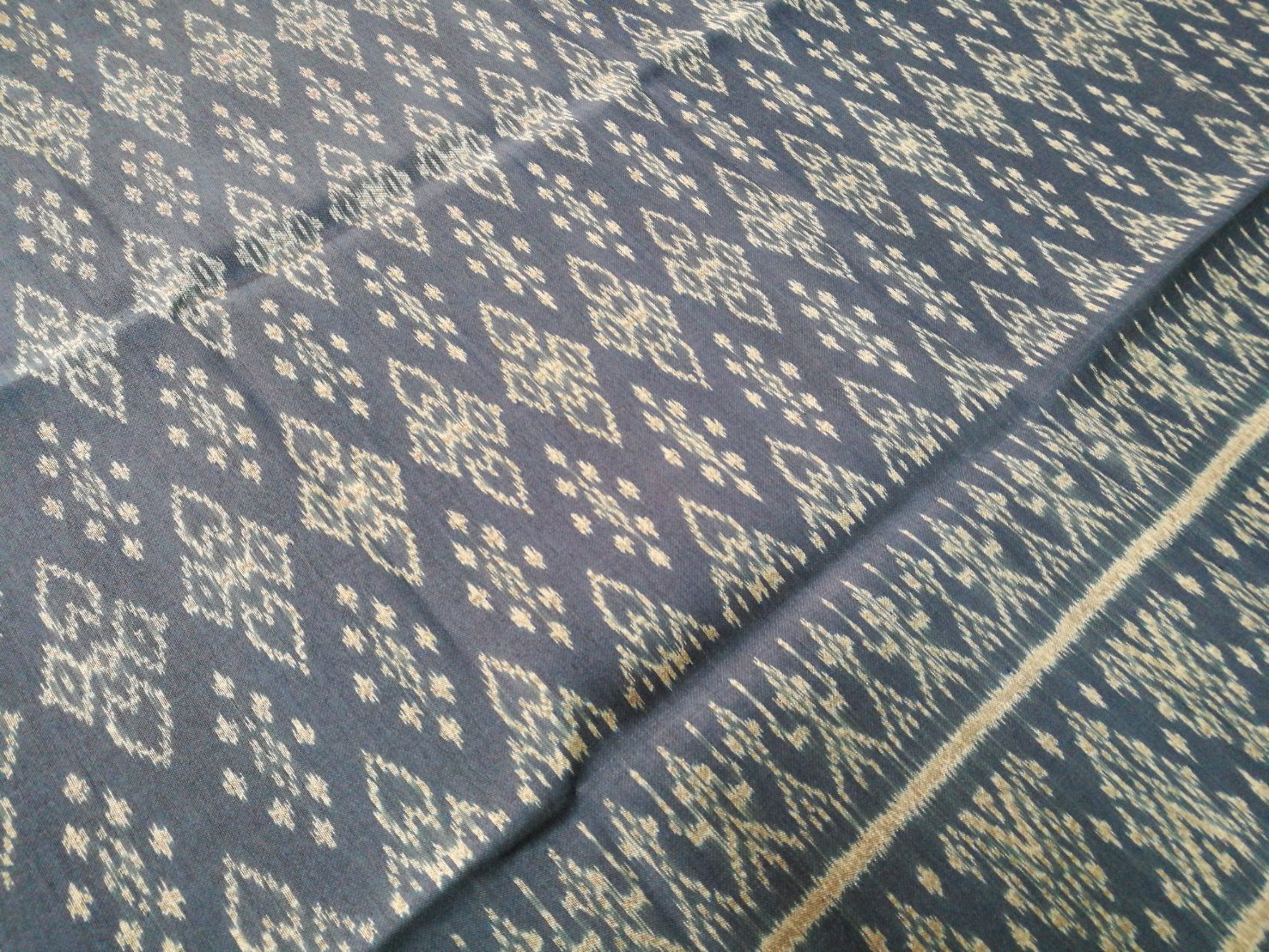 ซิ่น ผ้าไหมมัดหมี่ 3ตะกอ สีธรรมชาติ ขนาด 1x2เมตร พื้นสีฟ้าคราม รหัส M3P-NY0713664