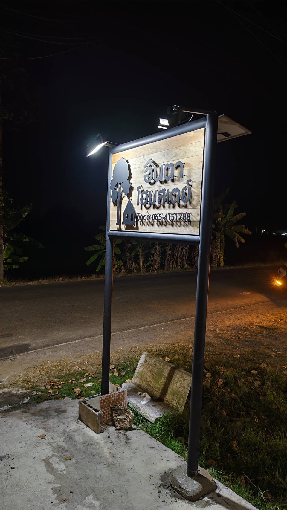 ป้ายงานไม้ '' อินตา โฮมสเปย์ ''