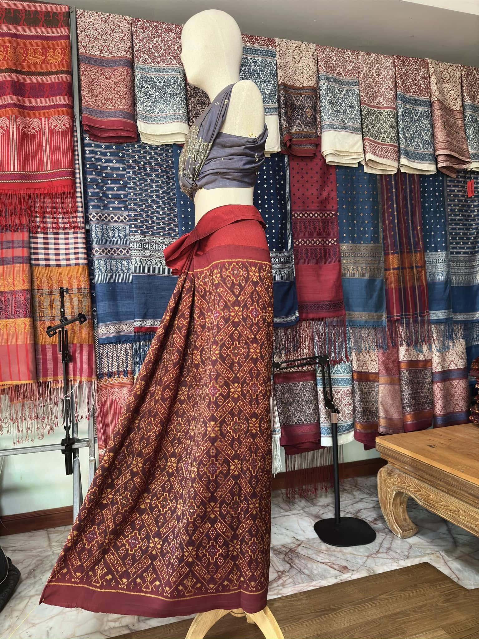 ซิ่น พระตะบอง ผ้าจามทอสามตะกอ ขนาด 118x160ซม พื้นสีแดง รหัส N9-SIL-AJ24