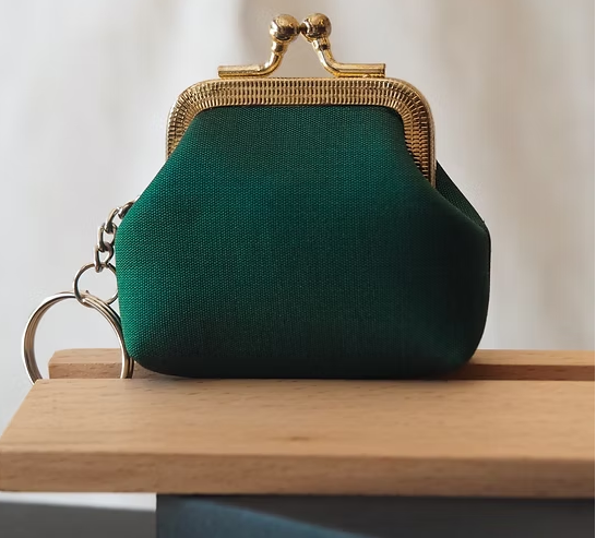 กระเป๋าสตางค์ ใส่เหรียญ ขนาด 7x7x2.5cm. สีเขียวแก่ GL-CT-103459