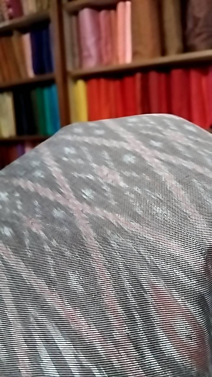ซิ่น ผ้าไหมมัดหมี่ สีธรรมชาติ 3ตะกอ ขนาด1x2เมตร พื้นสีเทา รหัส M3P-NY-081067101