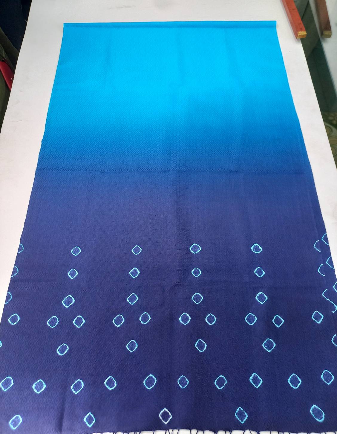 ผ้าคลุมไหล่ไหม ยกดอก มัดย้อม ไล่เฉดสี ขนาด 65x200ซม. สีฟ้าน้ำทะเล-สีน้ำเงินนาวี รหัส ZYE-TT-0717681
