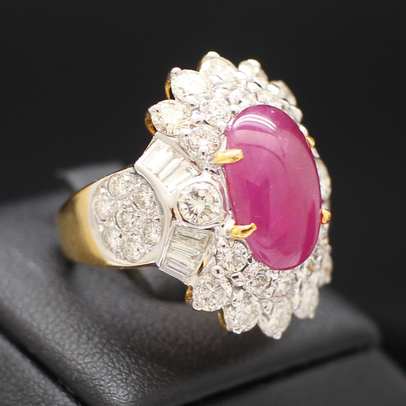 RG250214 แหวนทับทิมล้อมเพชร เพชรแท้ 8 เม็ด 1.20 กะรัต , 4 เม็ด 0.48 กะรัต , 10 เม็ด 0.70 กะรัต และ 14 เม็ด 0.56 กะรัต เพชรแทปเปอร์ 0.60 กะรัต เพชรรวม 3.54 กะรัต ทองแท้ 18k นน.รวม 14.2 กรัม ขนาดแหวน 54