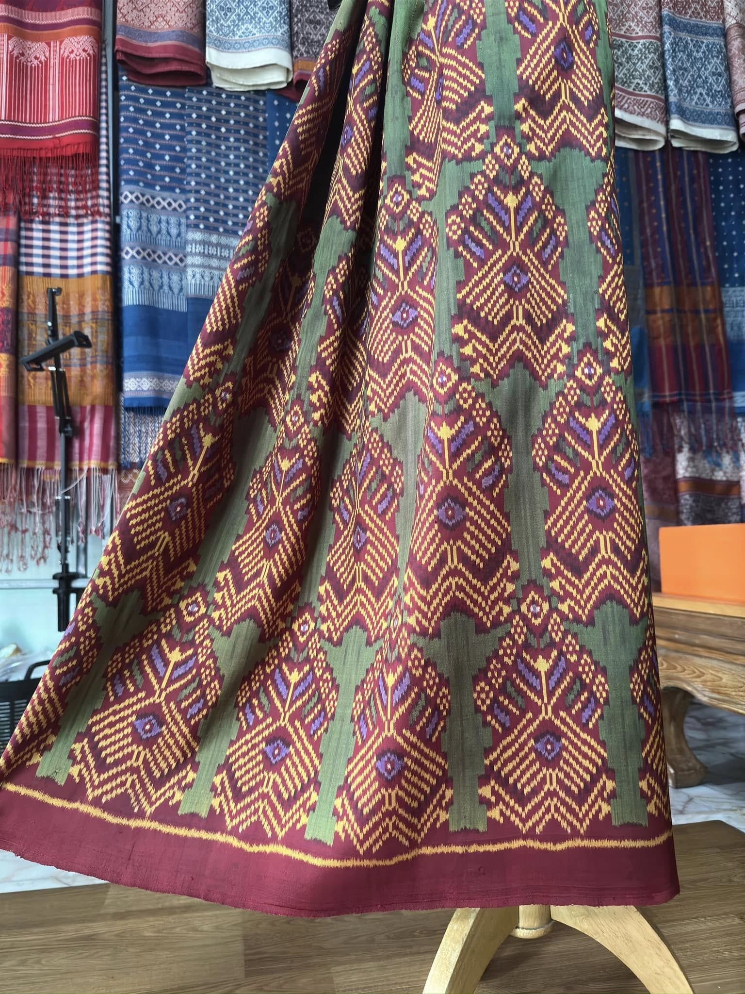 ซิ่น พระตะบอง ผ้าจามทอสามตะกอ ขนาด 115x160ซม สีแดง รหัส N9-SIL-AJ6