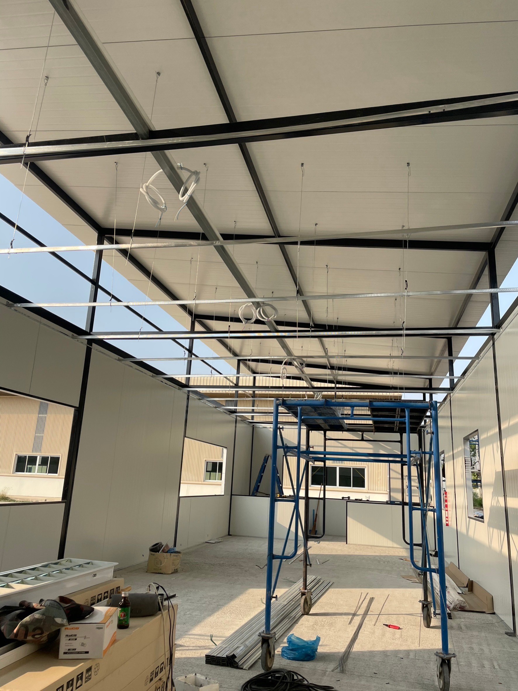 ออฟฟิศสำเร็จรูป บริษัทเหลียงซิ ขนาด5.00x20.00x4.50 เมตร