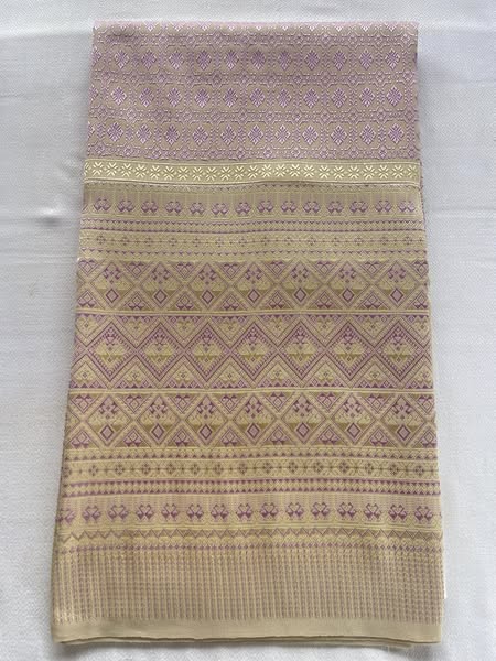 ซิ่นตีนจก ผ้าไหมทั้งผืน (ยืนไหม พุ่งไหม จกไหม) ลายดอกรักแร่ โทนสีชมพูเชิงเหลืองทอง รหัส N9-105-0520682224