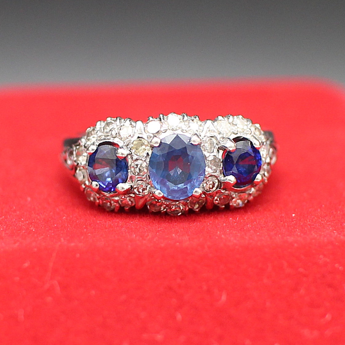 RG250186 แหวนไพลินแถวล้อมเพชร เพชรแท้ 0.28 กะรัต ตัวเรือนปาหะ นน.รวม 3.2 กรัม ขนาดแหวน 49