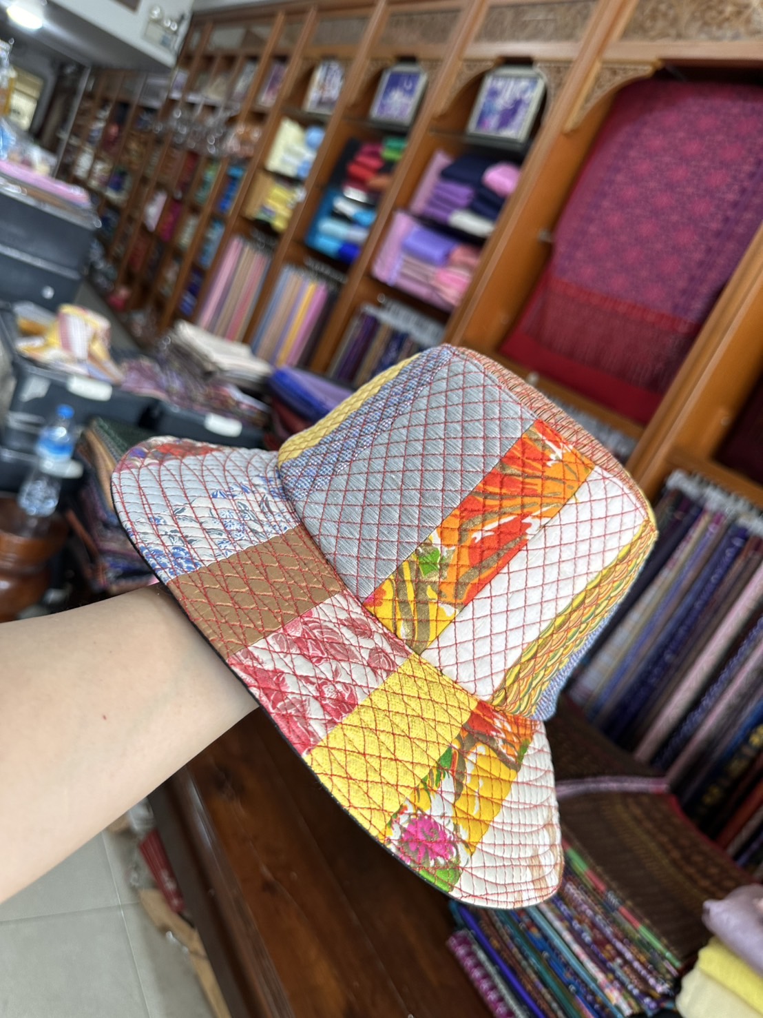 หมวกผ้าไหม ตัดเย็บจากไหมต่อ อัดผ้ากาว สีคละสี รหัส WH-AA-042168