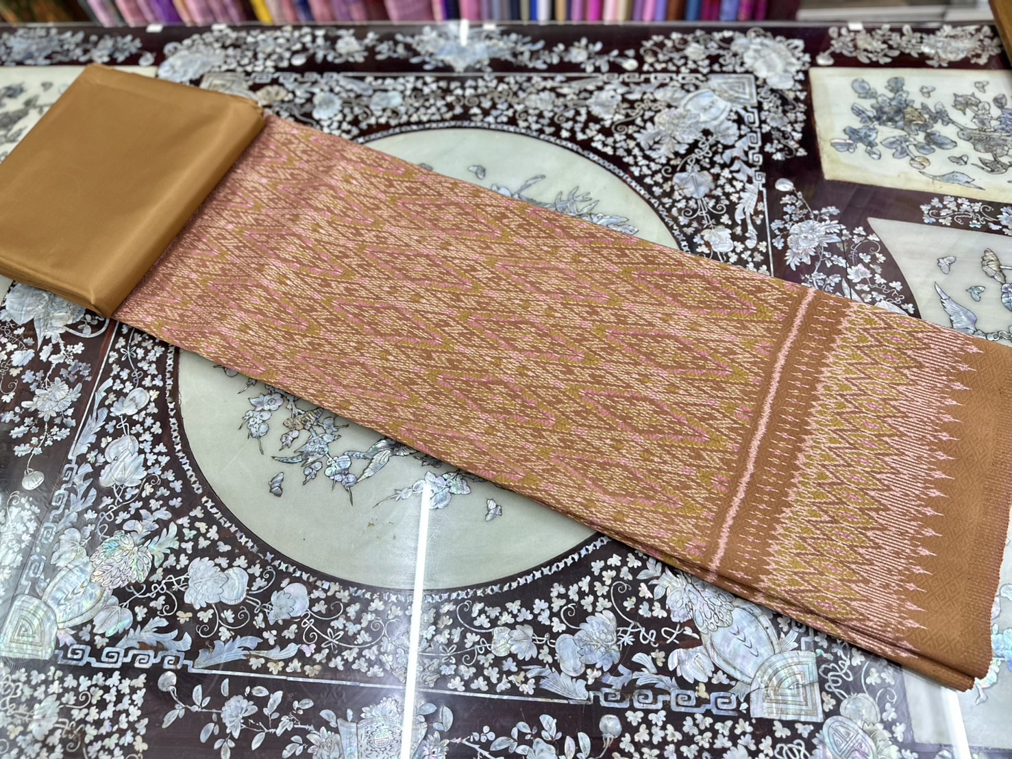 (ผ้าชุด)ผ้าไหมมัดหมี่ ยกดอกลูกแก้ว สีธรรมชาติ (ผ้าลาย 2เมตร+สีพื้น 2เมตร) เฉดสีน้ำตาลทองเข้ม รหัส L8A-ST-021568151